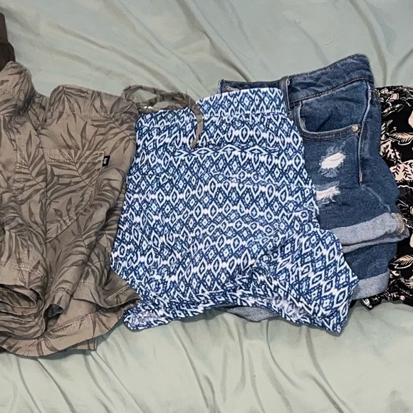 Dresses, pants, shorts, tshirts, sweaters, cardigans, etc. Sizes range from M-XL - Picture 4 of 5